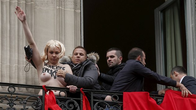 Aktivistky z hnut Femen naruily prvomjov shromdn francouzsk Nrodn fronty. Odvedla je ochranka (1. kvtna 2015).
