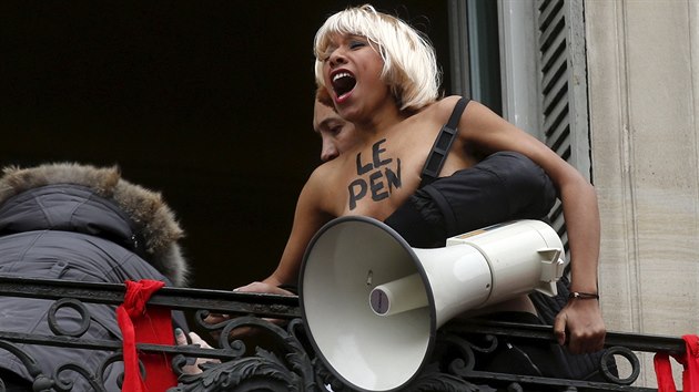 Aktivistky z hnut Femen naruily prvomjov shromdn francouzsk Nrodn fronty. Odvedla je ochranka (1. kvtna 2015).