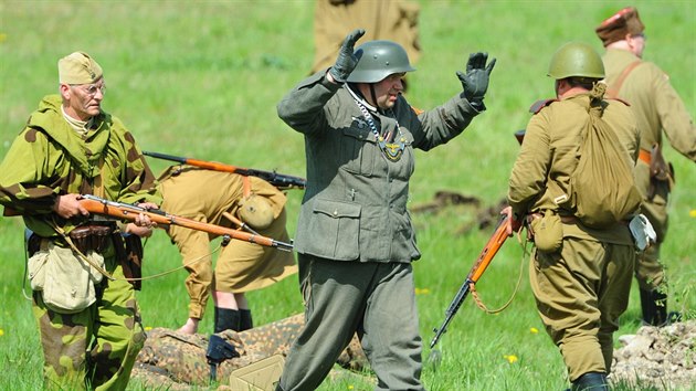 V rmci 70. vro konce druh svtov vlky se na Mostecku v bojov ukzce stetl Wehrmacht s Rudou armdou (2. kvtna 2015).