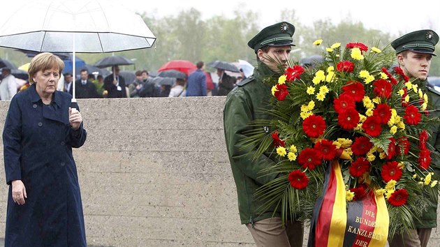 Nmeck kanclka Angela Merkelov poloila vnec u pamtnku v Dachau bhem vzpomnkov ceremonie na osvobozen koncentranho tbora americkou armdou (3. kvtna 2015).