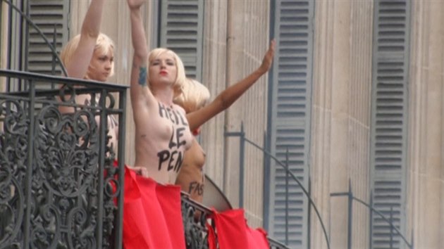 Ukrajinky z Femen peruily prvomjov projev politiky Marine Le Pen.