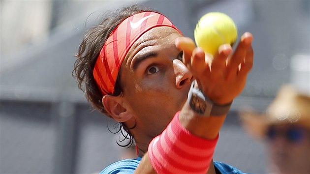 Rafael Nadal servruje v semifinle madridskho turnaje proti Tomi Berdychovi.