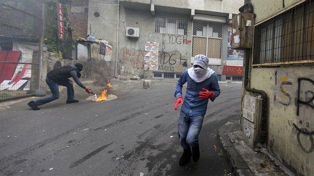 Prvomjov protesty se v Istanbulu zvrhly v nsilnosti . Vzduchem ltalo kamen i Molotovovy koktejly (1. kvtna 2015).