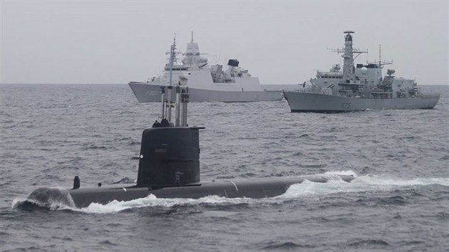 vdsk ponorka HSWMS GOTLAND, britsk fregata HMS PORTLAND (F79) a nizozemsk vlen lo HNLMS TROMP (F803) bhem cvien NATO u pobe Norska