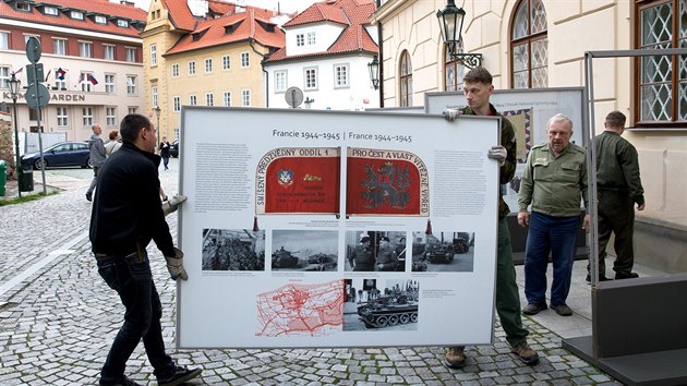Před palácem bude několik výstavních panelů o československé armádě.