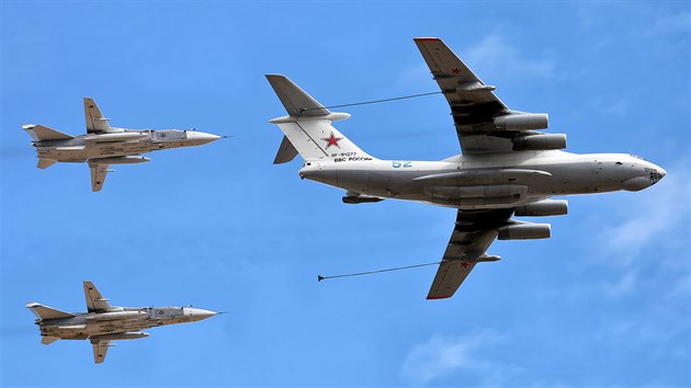 Mezi nejvdnj ukzky na pehldkch pat tankovn paliva za letu. Zde tankovac letadlo Il-78M doprovzej dva taktick bombardry Su-24M.