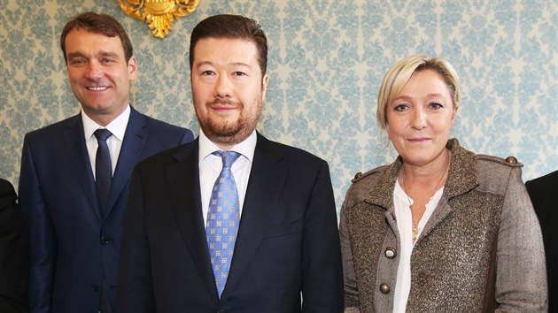 fka Nrodn fronty Marine Le Penov pijela na mezinrodn konferenci Evropsk mr a prosperita po EU. Na snmku je s poslanci Tomiem Okamurou a Radimem Fialou. (6. kvtna 2015)
