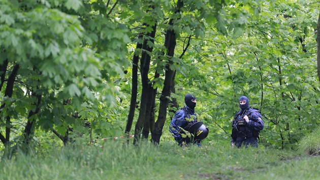 Policist asi ti hodiny zasahovali v usedlosti Cibulka v praskch Koch. (6. kvtna 2015)