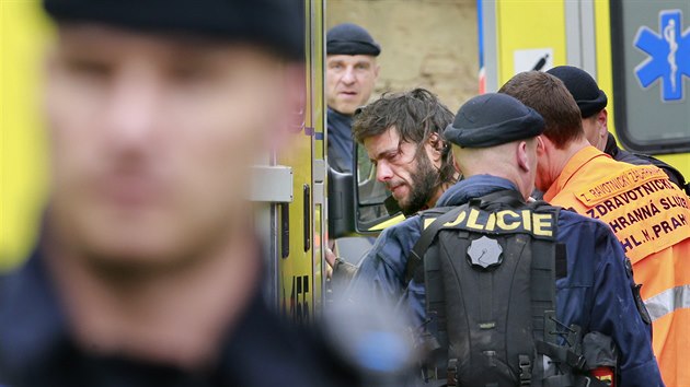 Policist asi ti hodiny zasahovali v usedlosti Cibulka v praskch Koch. (6. kvtna 2015)