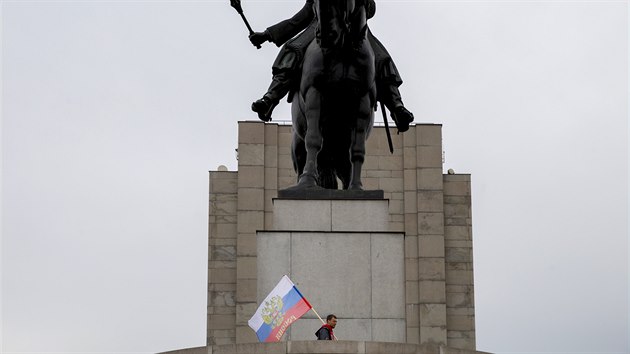 Do Prahy dorazila zhruba destka motork hlscch se k ruskmu klubu Non vlci, blzkmu prezidentovi Vladimiru Putinovi. Kvtiny poloili na Olanskch hbitovech a u pamtnku na Vtkov (na snmku). (6. kvtna 2015)