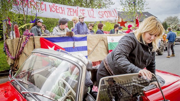 Ve Strakov u Litomyle se uskutenil recesistick prvomjov prvod (1. kvtna 2015).