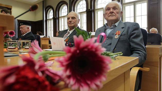 Po sedmdesti letech velk pocta. Vyznamenn pevzali i Mikol Ganin (vlevo) a Rudolf Dao. (4. kvtna 2015)