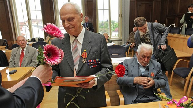 Po sedmdesti letech velk pocta. Vyznamenn pevzali i Mikol Ganin (vlevo) a Rudolf Dao. (4. kvtna 2015)