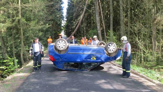 idika pi couvn najela do stromu. Auto se pak pevrtilo ze silnice do lesa.