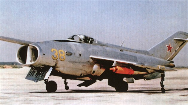 Kolmostartujc Jak-36 s raketnic, kterou vak v praxi mt nemohl.