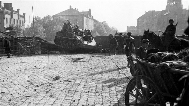 Tank Rudé armády pekonává pi osvobozování Olomouce u ulice Komenského jeden...