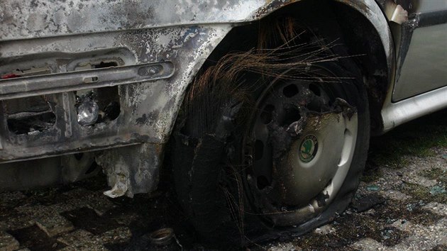 Policie na Spoilov nala shoel auto. Ohe pokodil i ti dal auta, kter byla zaparkovan v blzkosti shoel Octavie.