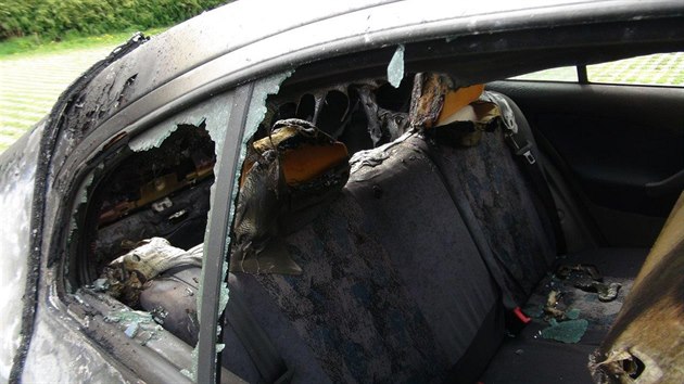 Policie na Spoilov nala shoel auto. Ohe pokodil i ti dal auta, kter byla zaparkovan v blzkosti shoel Octavie.