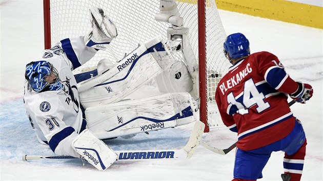 Tom Plekanec z Montrealu se pokou prostelit branke Tampy Bay Bena Bishopa.