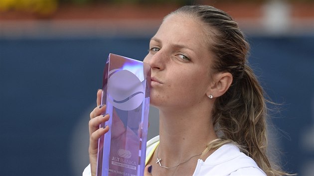 Karolna Plkov s trofej pro vtzku turnaje J&T Banka Prague Open.
