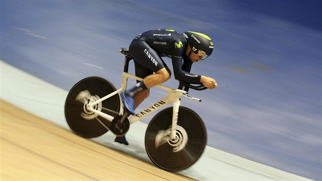 Alex Dowsett pi pekonání svtového rekordu v hodinovce na velodromu v...