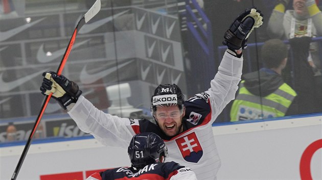 Slovensk obrnce Andrej Meszro se raduje z vtznho glu.