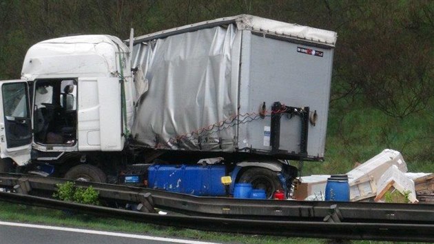 Nehoda dvou kamion uzavela dlnici D5 na 6. kilometru od Prahy. (1.5.2015)