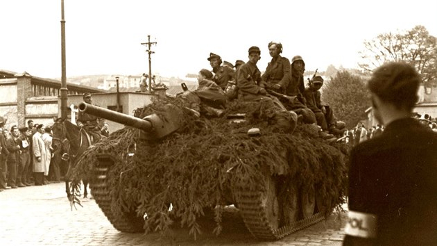 Stha tank SS k vtnu 1945 v Nchod na kiovatce u Itlie ped vjezdem do Kamenice, vpravo Frantiek Slezk.