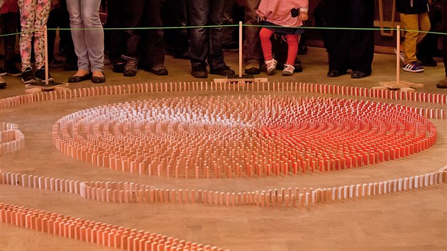 V Trutnov vzniklo rekordn velké domino (7.5.2015).