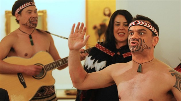 Vstavu obraz plzeskho rodka Gottfrieda Lindauera zahjil prastar maorsk ritul, kter ml vrtit Lindauerovu dui do rodnho msta. (4. kvtna 2015)