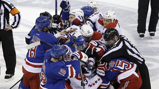 Hromadn potyka v duelu New York Rangers - Washington.