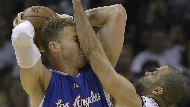Blake Griffin (vlevo) z Los Angeles Clippers tvrd brnn Tonym Parkerem ze San Antonia.