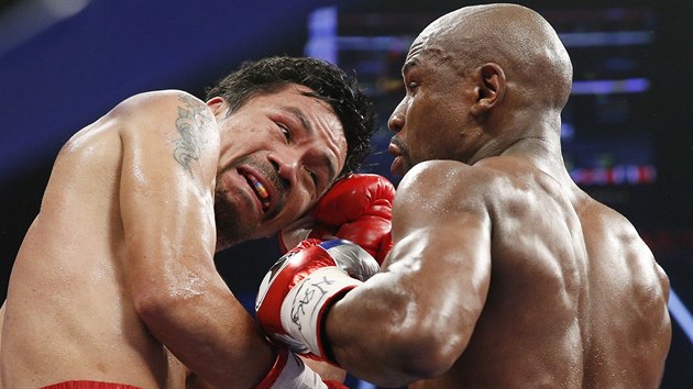 Floyd Mayweather Jr. (vpravo) a Manny Pacquiao v souboji o titul  mistra svta ve velterov vze organizac WBA, WBC a WBO.