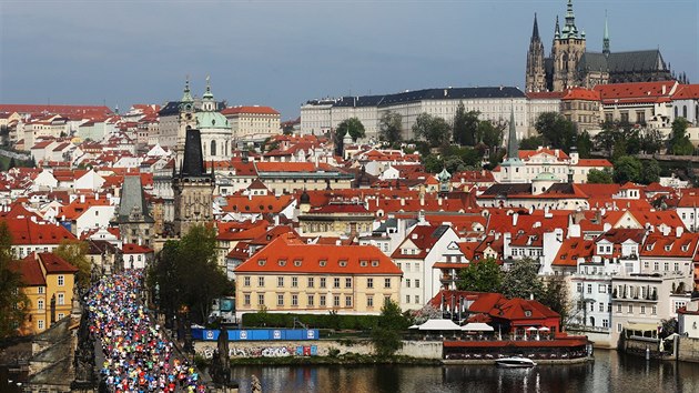 Na tra Praskho maratonu se vydaly tradin tisce bc.