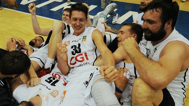 Dnt basketbalist slav postup do finle NBL, vlevo Jakub Houka, uprosted Lubo Stria, vpravo Ji Jelnek