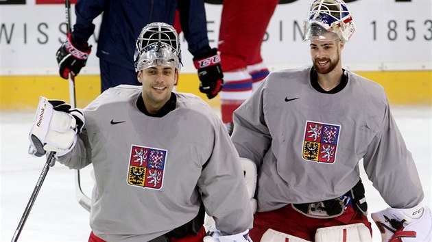 Branki Ondej Pavelec (vlevo) a Alexander Salk na stedenm trninku esk hokejov reprezentace.