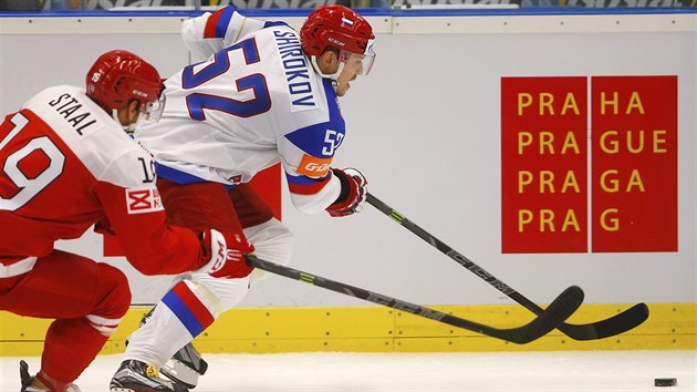 Rusk hokejista Sergej irokov  (vpravo)  unik Kimu Staalovi z Dnska.