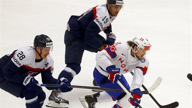 Norsk hokejista Mats Rosseli Olsen se sna ujet slovenskmu duu Richard Pnk, Michael Miklk.