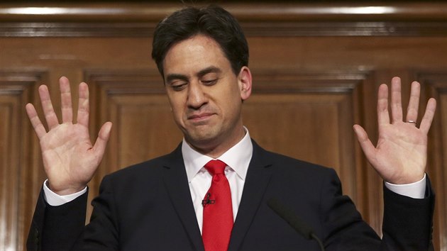 f britsk Labouristick strany Ed Miliband rezignuje po nespchu ve volbch.