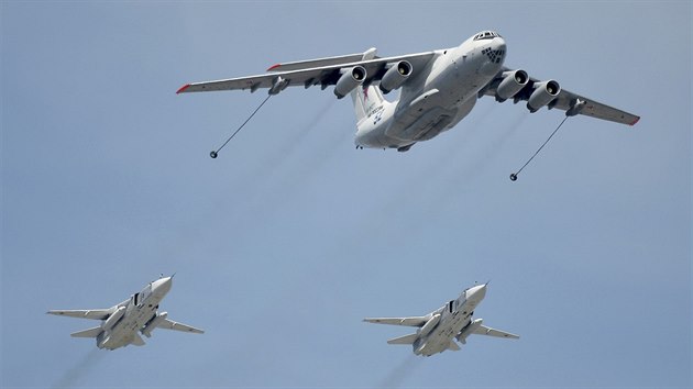 Rusk tankovac letoun Iljuin Il-78 Midas, za nm dva nadzvukov ton letouny Suchoj Su-24.