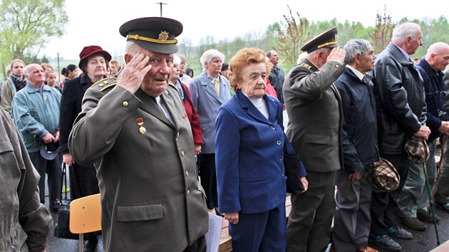 Masakr estncti mu popravench na konci bezna 1945 nacisty u Bratruova pipomnla u pamtnku pietn akce.