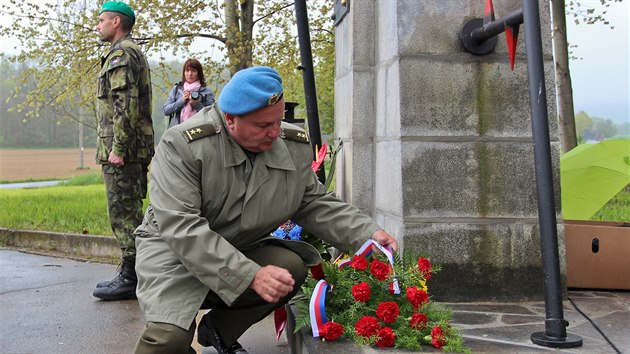 Masakr estncti mu popravench na konci bezna 1945 nacisty u Bratruova pipomnla u pamtnku pietn akce.