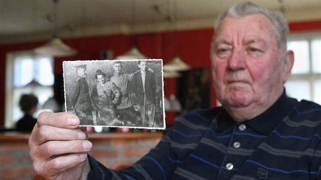 Milan Kol dr v ruce jednu z fotografi pozench bhem pobytu sovtskch dstojnk v kvtnu 1945 v jejich dom v Nmti na Han.