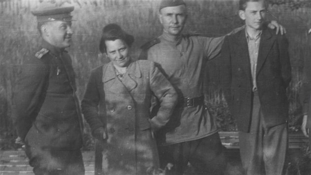 Historick fotografie mladho Milana Kole (vpravo) s kuchaem "Vasilem" (druh zprava). pln vlevo politruk Rud armdy.