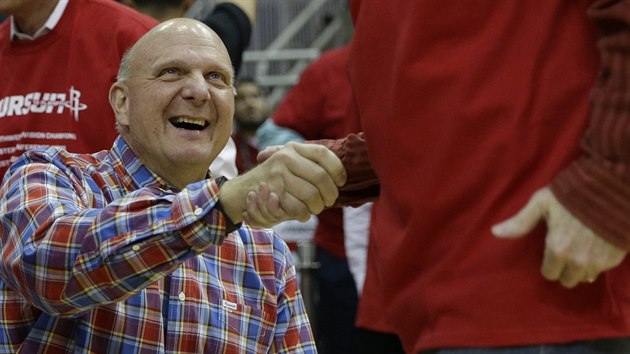 Steve Balmer, majitel LA Clippers, pijm gratulace k vhe svho tmu v Houstonu.