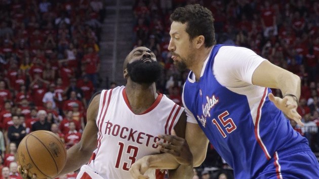 James Harden (vlevo) z Houstonu unik ke koi LA Clippers kolem Heda Trkogla.