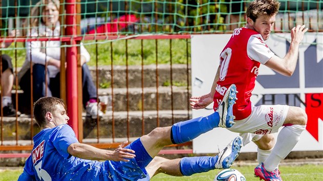 Momentka z duelu Pardubic (erven) a st nad Labem