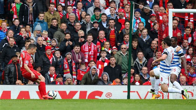 Philippe Coutinho z Liverpoolu (vlevo) pesn pl na branku QPR.