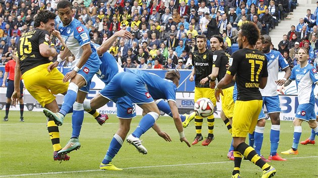 Mats Hummels z Dortmundu (vlevo v ernolutm) skruje proti Hoffenheimu.