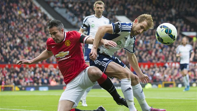 Kapitn Manchesteru United Robin van Persie (vlevo) v souboji s Craigem Dawsonem z West Bromwiche.